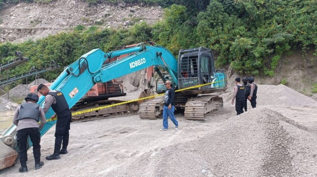 Photo saat Mabes Polri melakukan penyegelan di lokasi tambang galian c illegal