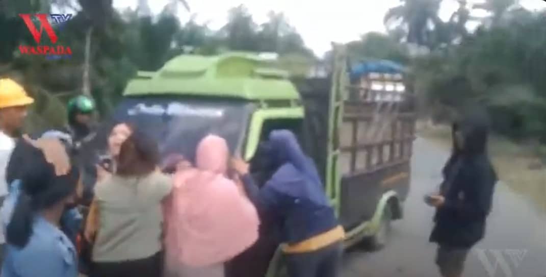 Tolak PMKS Beroperasi Puluhan Emak-emak Hadang Truk Sawit - WASPADANEWS.TV